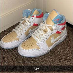 7.5w or 6y Nike high tops.